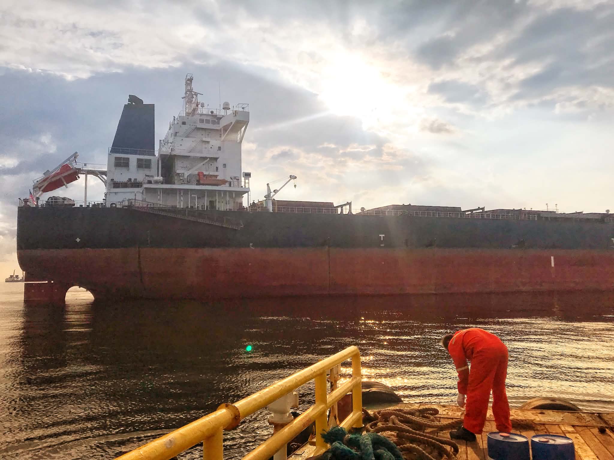 Cargo hold loading alongside a bulk carrier